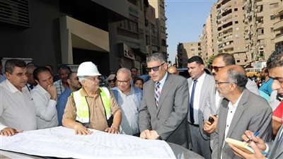 محافظ الجيزة خلال تفقده مشروع الصرف الصحي بكفر طهرمس: يخدم أكثر من 100 ألف مواطن