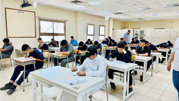 طلاب داخل لجنة امتحان