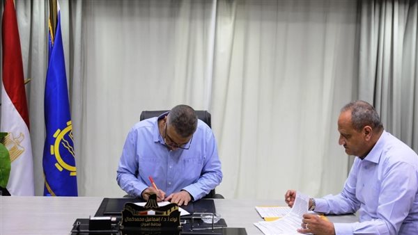 محافظ أسوان خلال