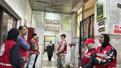تنفيذًا لتوجيهات انتصار السيسي.. الهلال الأحمر يواصل دعم مصابات وأسر ضحايا حادث الطريق الإقليمي