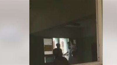 داخلين بالتليفونات وأسلحة بيضاء.. فيديو صادم لغش جماعي داخل لجنة ثانوية ومطالب بالتحقيق وإعادة الامتحانات