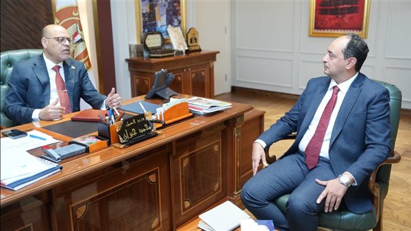 وزير العمل ومدير