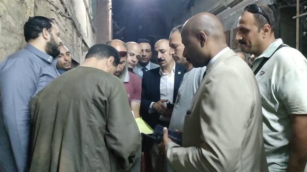 جانب من تسليم شيكات