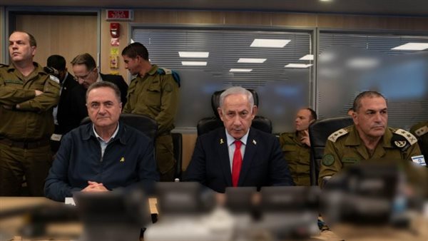 نتنياهو وعلى اليمين