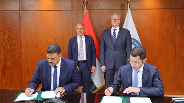 جانب من التوقيع