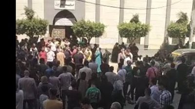 سابوا الجثمان وخرجوا كلهم.. مشهد صادم في جنازة المطرب أحمد عامر بالغربية قبل تشييع جثمانه
