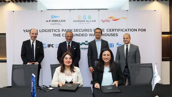 جانب من التوقيع