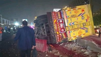 سيارة تريلا تدهس 6 سيارات ملاكي أعلى الطريق الدائري أمام أبراج المعادي