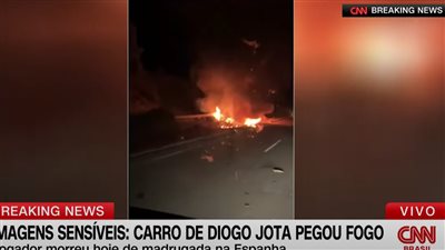 السيارة مشتعلة بالكامل.. اللحظات الأولى لحادث دييجو جوتا لاعب ليفربول|صور