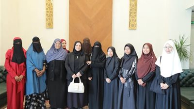 بتوجيهات الإمام الطيب.. الدكتورة إلهام شاهين وواعظات الأزهر يؤدين العزاء لأمهات وأخوات الفتيات ضحايا حادث الطريق الإقليمي