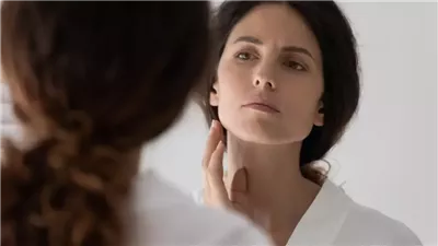 بقعة صغيرة على الجبهة تكشف عن إصابة بسرطان مرعب.. أم عزباء تطلق تحذيرًا عامًا