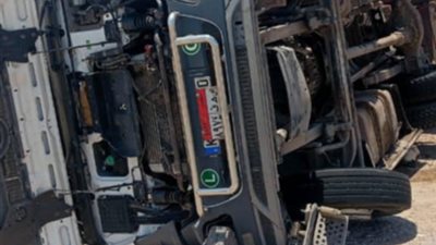 إصابة سائق في انقلاب سيارة نقل بطريق العين السخنة – القطامية بالسويس