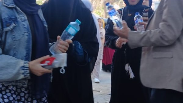 توزيع مياه لطلاب