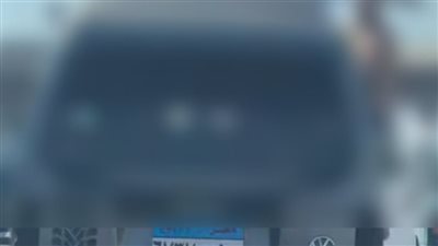 الأمن يفحص فيديو لشاب يجلس على نافذة سيارة عاري الجسد وبحوزته سلاحًا أبيض