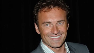 بعد وفاته بمرض السرطان.. من هو الممثل الأسترالي جوليان مكماهون