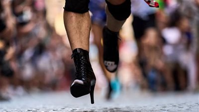 الأغرب في العالم.. إسبانيا تنظم سباقًا لمحبي الكعب العالي بحذاء لا يقل طوله 10 سم