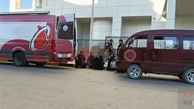 عبر مكبرات صوتية.. مستشفى الباجور يطلب متبرعين بالدم لمصابي حادث الإقليمي الجديد | صور