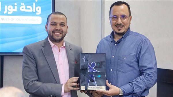 إهداء درع التكريم