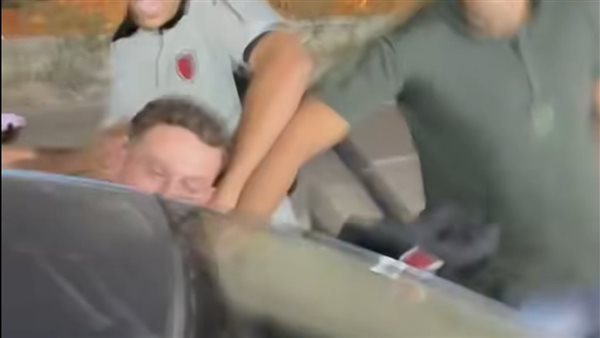 طبيب يتهم أفراد أمن