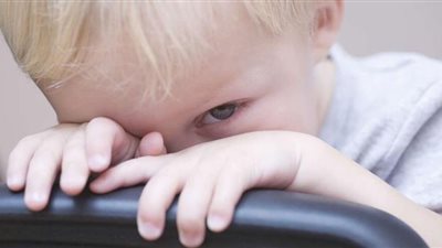 طرق فعالة لبناء ثقة الطفل الخجول في نفسه داخل المدرسة وخارجها