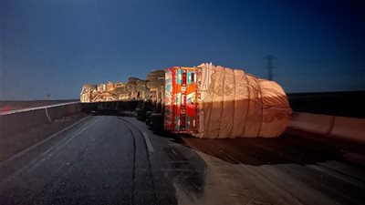 إصابة سائق ومرافقه في انقلاب سيارة نقل بالصحراوي الشرقي بسوهاج