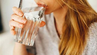 يساعد في ترطيب الجسم.. فوائد إضافة الملح للماء