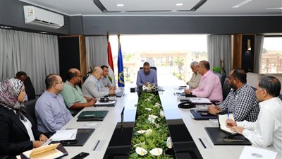 وزير النقل يوافق على رفع كفاءة 25 كم بالطريق الصحراوي الغربي و10 كم بالطريق الزراعي الشرقي بأسوان