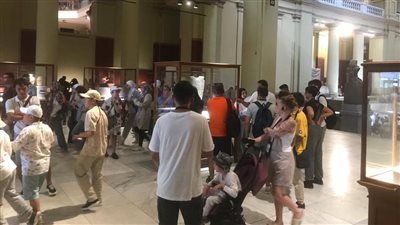 إقبال كبير من السائحين على زيارة المتحف المصري بالتحرير| صور