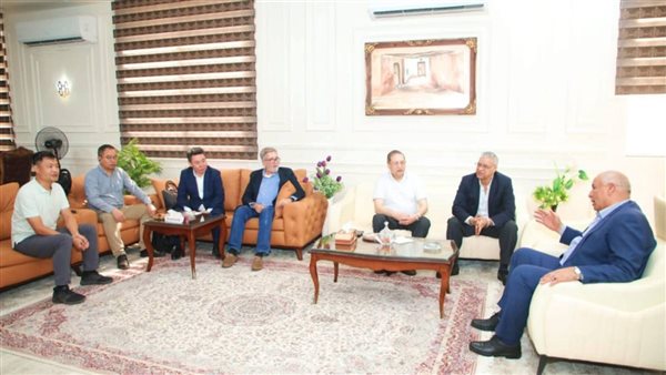 جانب من لقاء محافظ