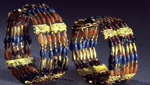 زوج من الأساور الذهبية