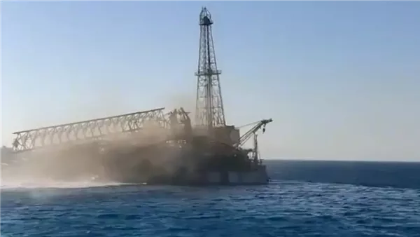 انهيار بارج خليج