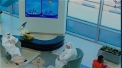 وزارة الإعلام تتدخل.. ظهور عامل توصيل طلبات بالبث المباشر لتلفزيون الكويت عن طريق الخطأ 