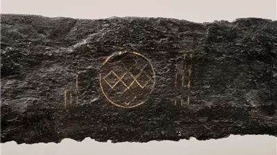 عثر عليه عمال البناء.. اكتشاف سيف نادر يعود للعصور الوسطى في نهر هولندي