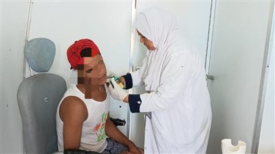 الكشف والعلاج مجانًا.. تمركز عيادة طبية متنقلة أمام شاطئ إدكو لخدمة المصطافين