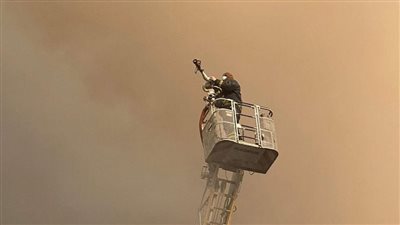 رجال المطافئ خلال حريق سنترال رمسيس… أبطال في وجه النار| تفاصيل 