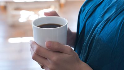 ماذا يحدث لسكر الدم عند شرب القهوة يوميًا على معدة فارغة؟