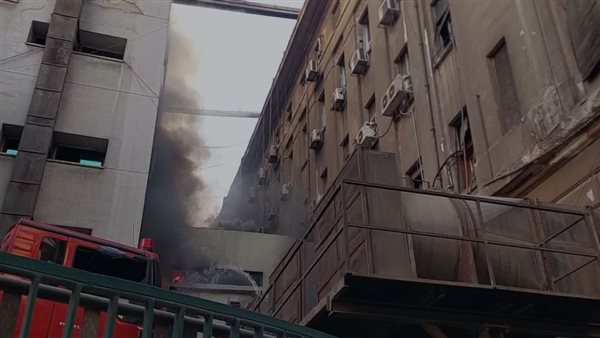 جانب من إخماد الحريق