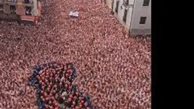 خريطة فلسطين البشرية تزيّن شوارع بامبلونا في مهرجان سان فيرمين الشهير بإسبانيا