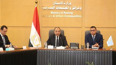 تعزيز التعاون بين الإسكان وقطاع الأعمال لتطوير الأصول العقارية والسياحية ودعم التنمية المستدامة