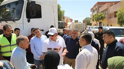 محافظ الوادي الجديد يتابع أعمال رفع كفاءة الطرق بأحياء الخارجة القديمة