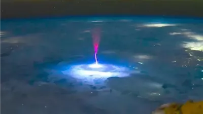 صورة نادرة من الفضاء تكشف عمودًا أحمر يضيء فوق الأرض.. ما القصة؟