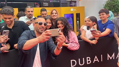 الجمهور الإماراتي يلتف حول أحمد السقا في دبي احتفالا بالعرض الخاص لـ فيلم أحمد وأحمد