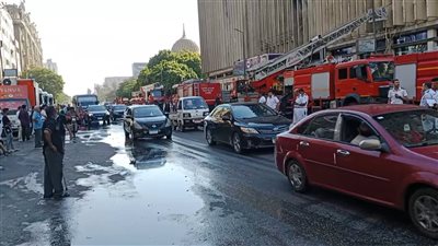فتح الطريق أمام المشاة والسيارات بشارع رمسيس بعد الانتهاء من عمليات الإطفاء والتبريد بالحريق | صور