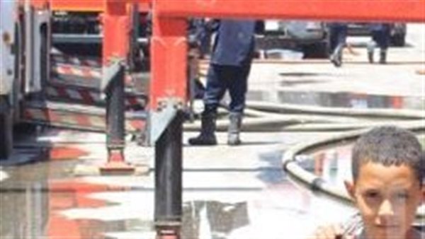 طفل يجمع القمامة