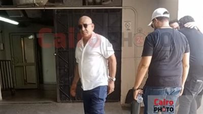 لوداع صديقه.. محمد لطفي أول الحضور في المستشفى لإلقاء النظرة الأخيرة على سامح عبد العزيز | صور