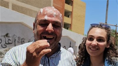 فرحة آخر امتحانات الثانوية العامة.. ولي أمر يطلق الزغاريد ويحتضن ابنته أمام لجنة بنجع حمادي: ربنا ما يحرمني منها