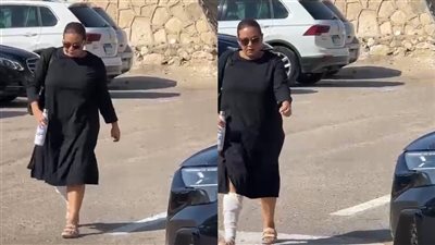 رغم إصابتها في القدم.. كاملة أبو ذكري تحضر جنازة المخرج سامح عبد العزيز