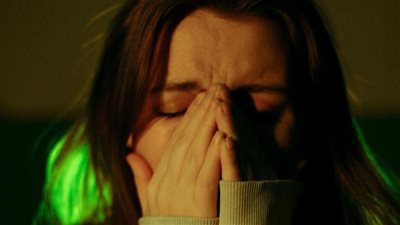 كيف تؤثر تغيرات الطقس على الصداع النصفي وطرق تخفيف الألم؟