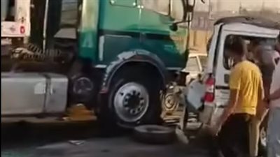 تصادم سيارة نقل مع ملاكي ووقوع مصابين على الطريق الأوسطي 