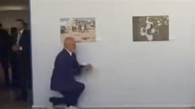 للمرة الثانية.. رئيس الوزراء الألباني يجثو على ركبتيه أمام رئيسة الوزراء الإيطالية